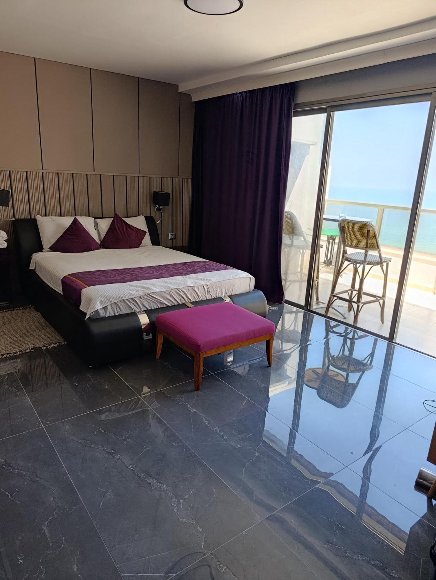 Penthouse Apartment On The Beach 巴特亚姆 客房 照片