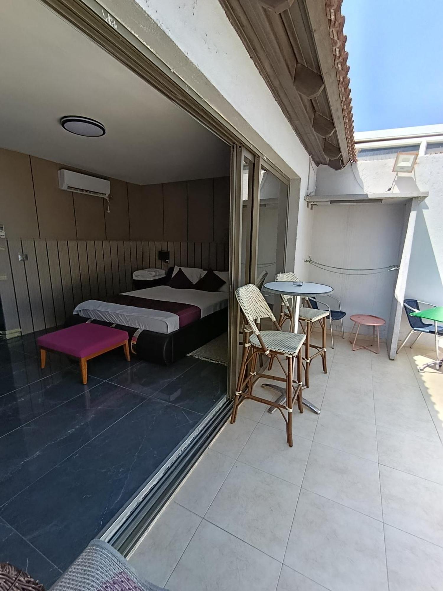 Penthouse Apartment On The Beach 巴特亚姆 客房 照片