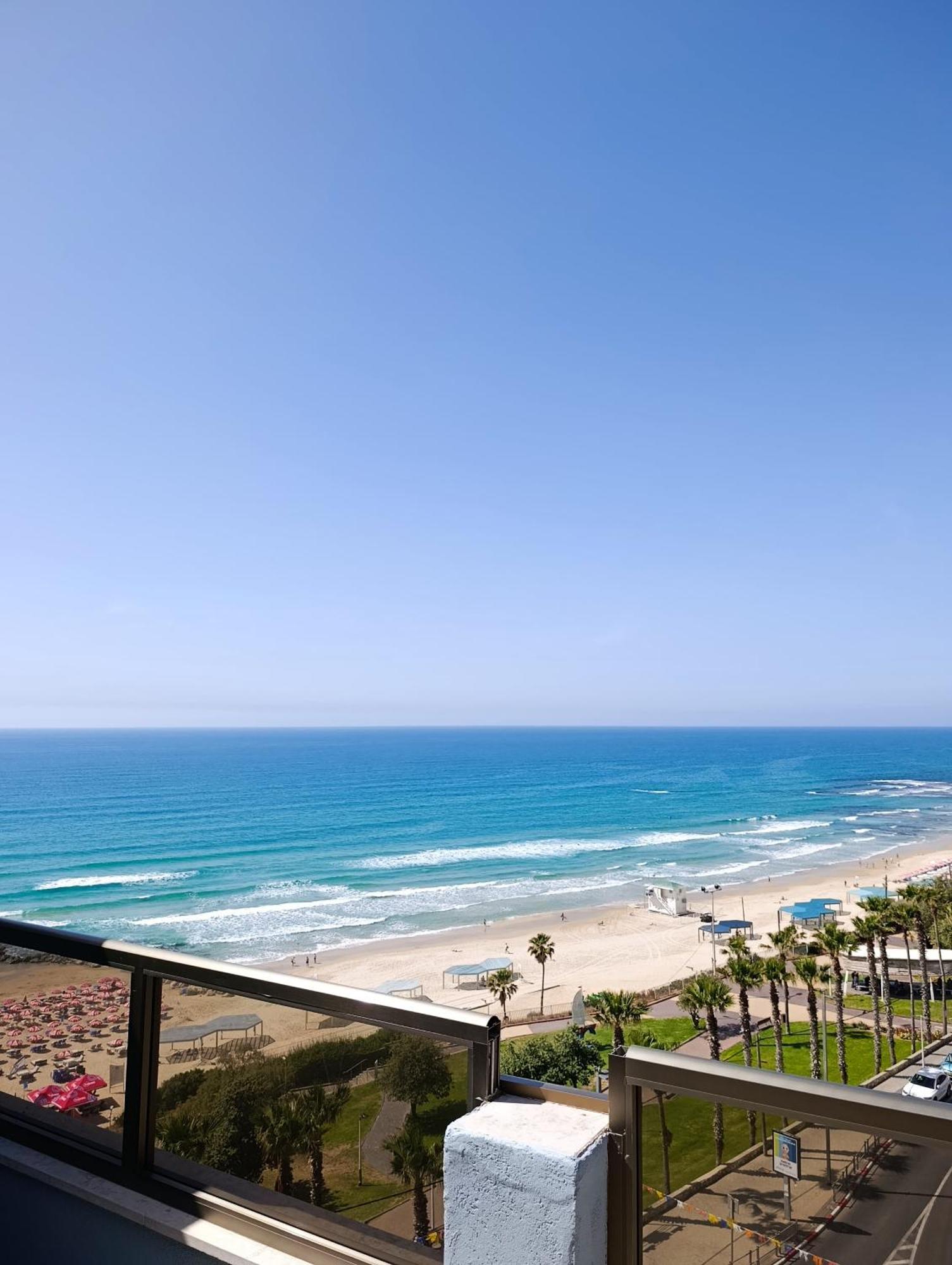 Penthouse Apartment On The Beach 巴特亚姆 客房 照片